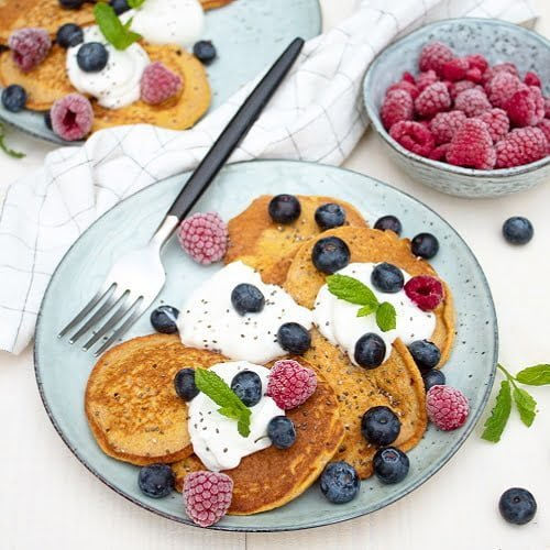 pompoen pannenkoeken met rood fruit