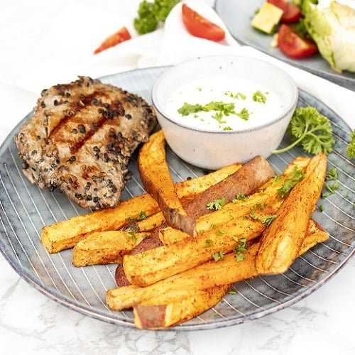 zoete aardappel frietjes met biefstuk en gegrilde romaine sla