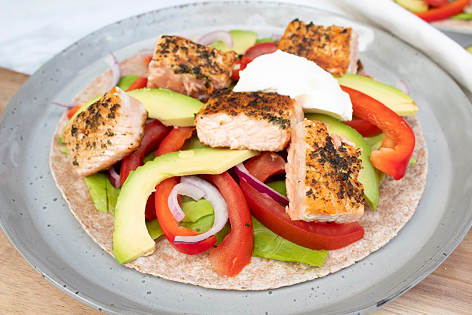 Tortilla wrap met zalm en avocado
