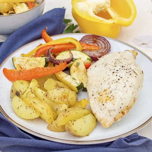 Aardappel partjes met kip en gegrilde groenten uit de oven