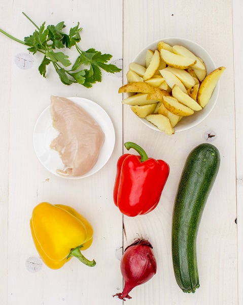 Aardappel partjes met kip en gegrilde groenten uit de oven