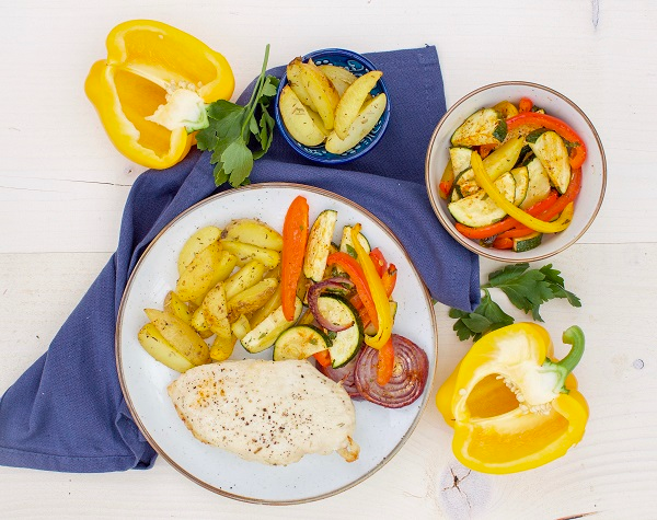 Aardappel partjes met kip en gegrilde groenten uit de oven