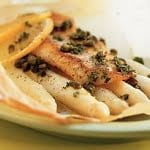 Asperges met roodbaars en kappertjes