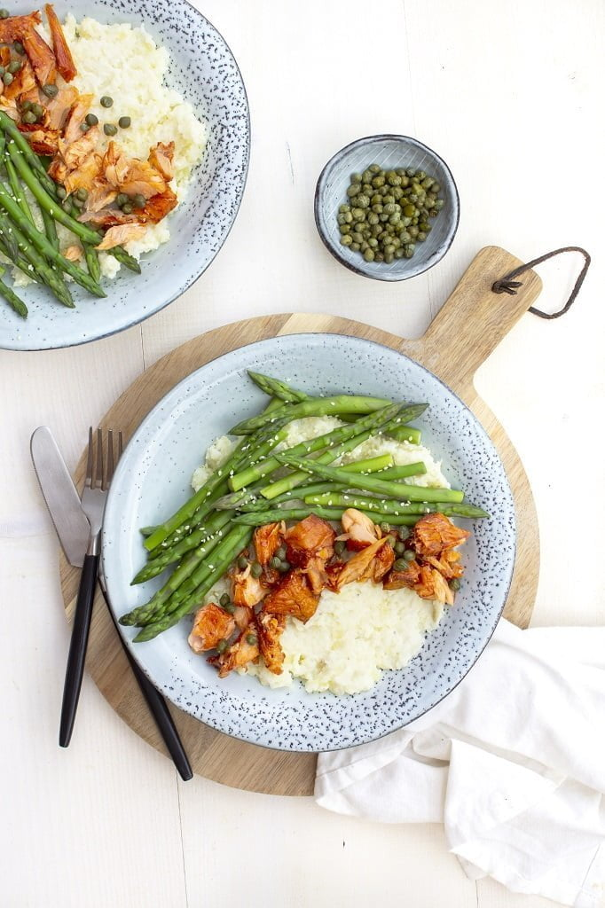 Bloemkoolpuree met zalm en groene aspergetips