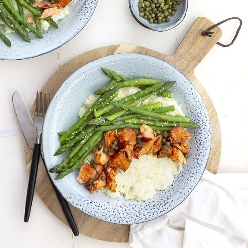 Bloemkoolpuree met zalm en groene aspergetips