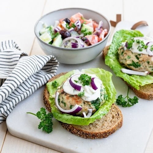 Griekse kipburger met griekse salade