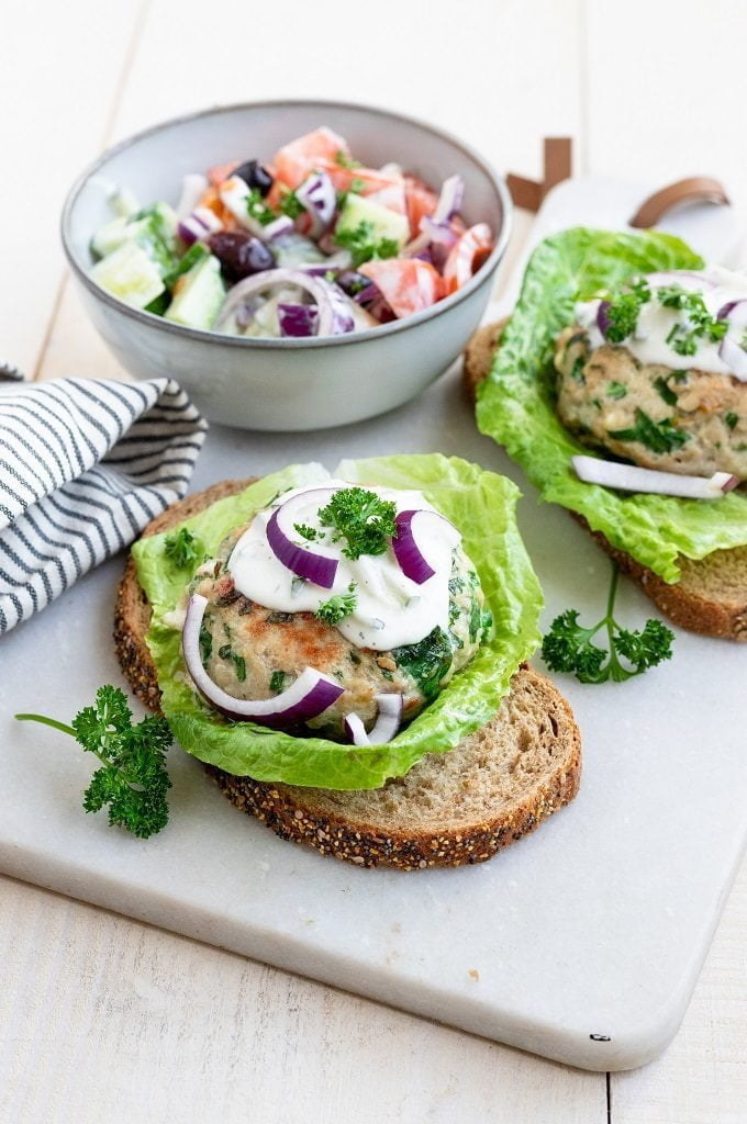 Griekse kipburger met griekse salade