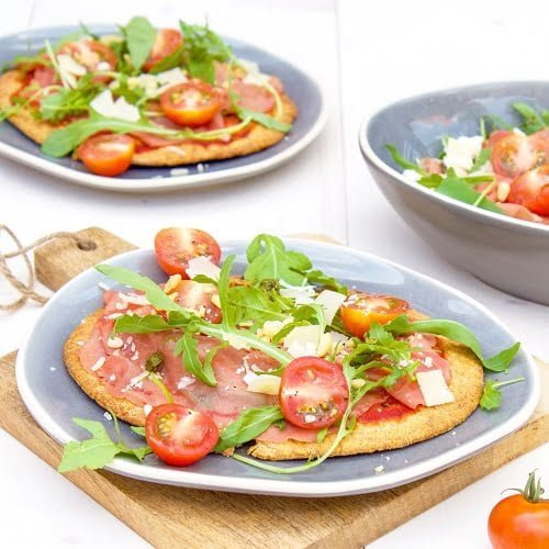 Pizza carpaccio met salade