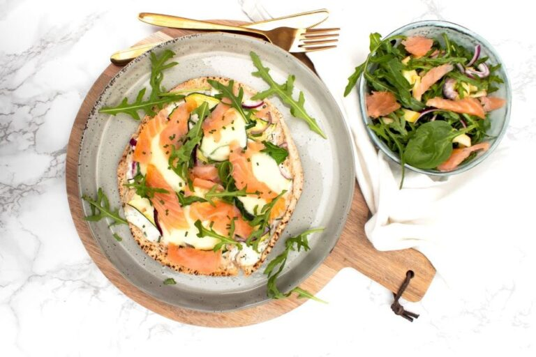 Pizza met gerookte zalm en mozzarella