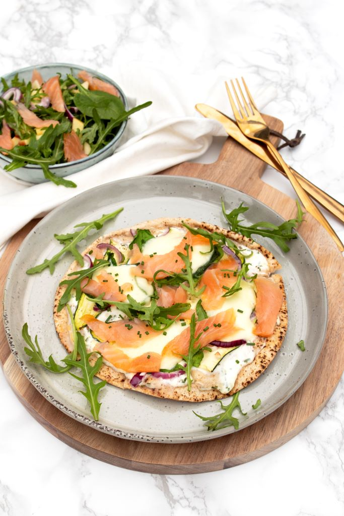 Pizza met gerookte zalm