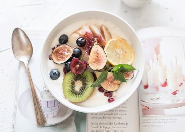 Gezonde voeding met yoghurt en fruit, probiotische voedingsmiddelen, ter ondersteuning van een gezonde darmflora en herstel na antibiotica