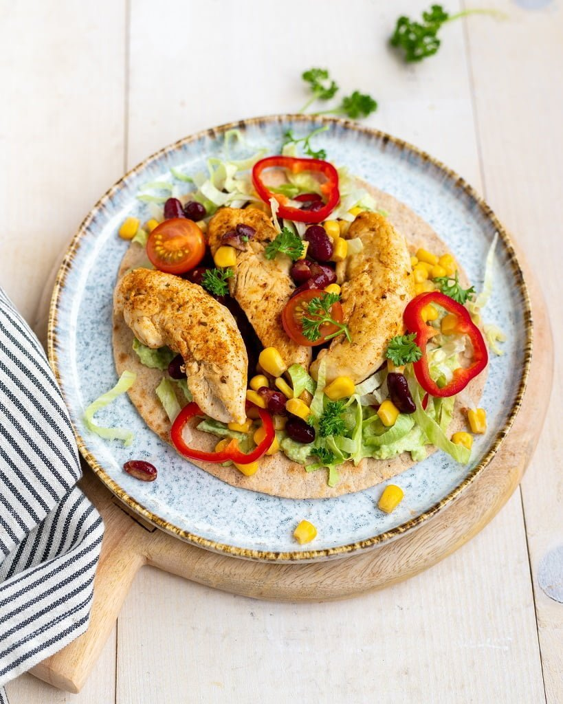 Tostada met kip avocado en bonen