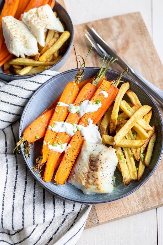 Wortelen uit de oven met ovenfriet en witvis