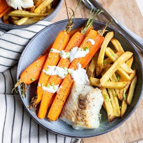 Wortels uit de oven met ovenfriet en witvis